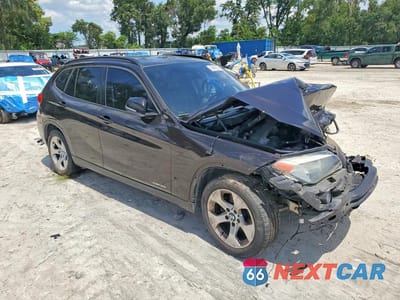Czwarte zdjęcie samochodu z boku: 2015 BMW X1 SDRIVE28I VIN:WBAVM1C56FV314865 - miniatura