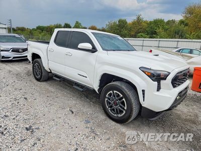 Czwarte zdjęcie samochodu z boku: 2024 TOYOTA TACOMA TRD SPORT VIN:3TMKB5FN6RM017995 - miniatura