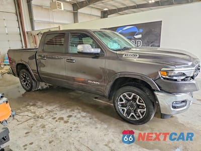 Czwarte zdjęcie samochodu z boku: 2026 RAM 1500 LARAMIE VIN:3C6SRFJP9T4168029 - miniatura