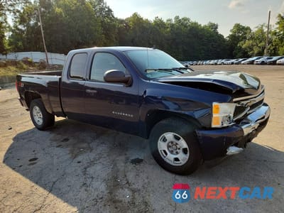 Czwarte zdjęcie samochodu z boku: 2011 CHEVROLET SILVERADO K1500 LT VIN:1GCRKSE35BZ246380 - miniatura