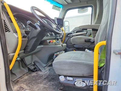 Piąte zdjęcie samochodu w środku: 2018 KENWORTH T680 SEMI TRUCK VIN:1XKYDP9X5JJ190863 - miniatura