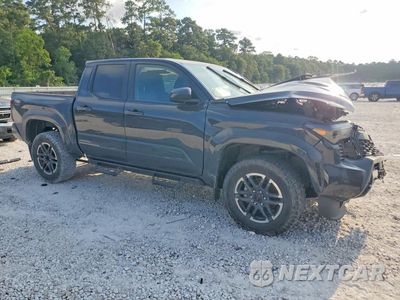 Czwarte zdjęcie samochodu z boku: 2024 TOYOTA TACOMA TRD SPORT VIN:3TYLB5JN0RT039507 - miniatura