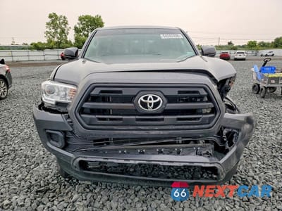 Piąte zdjęcie samochodu w środku: 2017 TOYOTA TACOMA SR V6 VIN:5TFCZ5AN2HX055160 - miniatura