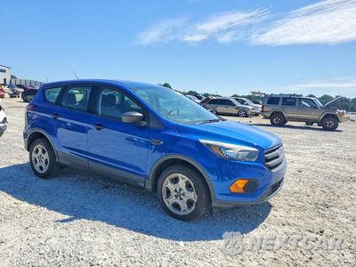 Czwarte zdjęcie samochodu z boku: 2018 FORD ESCAPE S VIN:1FMCU0F74JUB86203 - miniatura