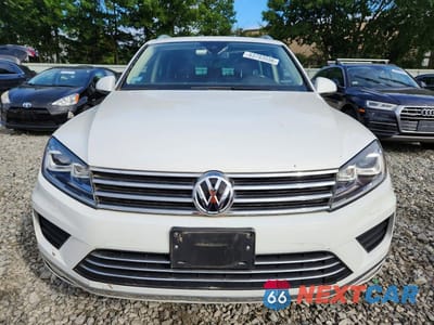 Piąte zdjęcie samochodu w środku: 2016 VOLKSWAGEN TOUAREG SPORT VIN:WVGEF9BP9GD006400 - miniatura