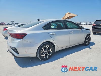 Trzecie zdjęcie samochodu z tyłu: 2019 KIA FORTE LXS VIN:3KPF24AD3KE086203 - miniatura