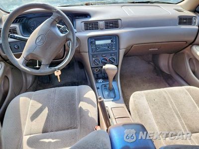Zdjęcie 8 z 13 samochodu: 2000 TOYOTA CAMRY LE VIN:4T1BG22K7YU971866 - miniatura