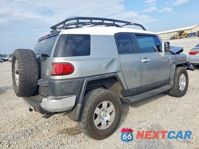 Trzecie zdjęcie samochodu z tyłu: 2010 TOYOTA FJ CRUISER BASE VIN:JTEBU4BF3AK084385 - miniatura