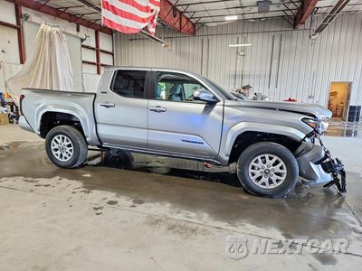 Czwarte zdjęcie samochodu z boku: 2025 TOYOTA TACOMA SR5 VIN:3TMLB5JN6SM122456 - miniatura