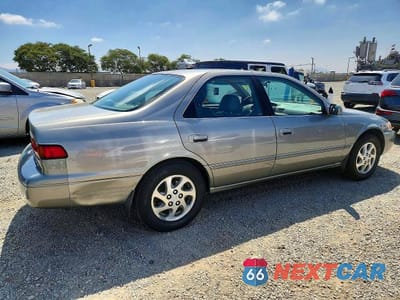 Trzecie zdjęcie samochodu z tyłu: 1999 TOYOTA CAMRY XLE V6 VIN:JT2BF28K4X0200360 - miniatura