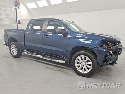 Czwarte zdjęcie samochodu z boku: 2021 CHEVROLET SILVERADO C1500 CUSTOM VIN:3GCPWBEH6MG103433 - miniatura