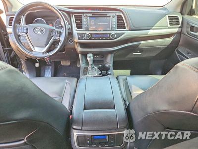 Zdjęcie 8 z 14 samochodu: 2019 TOYOTA HIGHLANDER XLE VIN:5TDKZRFH9KS318327 - miniatura
