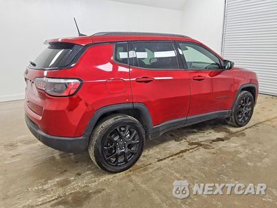 Trzecie zdjęcie samochodu z tyłu: 2026 JEEP COMPASS LATITUDE VIN:3C4NJDBN5TT161390 - miniatura