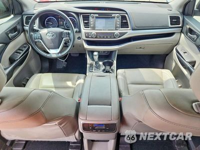 Zdjęcie 8 z 13 samochodu: 2019 TOYOTA HIGHLANDER SE VIN:5TDKZRFH2KS565138 - miniatura