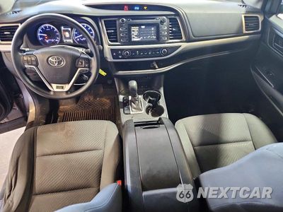 Zdjęcie 8 z 13 samochodu: 2018 TOYOTA HIGHLANDER LE VIN:5TDBZRFH9JS849400 - miniatura