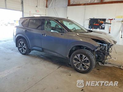 Czwarte zdjęcie samochodu z boku: 2021 NISSAN ROGUE SV VIN:5N1AT3BB3MC795900 - miniatura