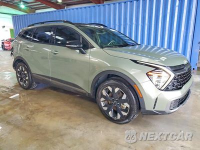 Czwarte zdjęcie samochodu z boku: 2024 KIA SPORTAGE X LINE VIN:KNDPYDDH5R7147787 - miniatura