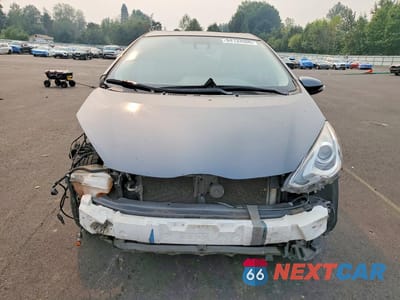 Piąte zdjęcie samochodu w środku: 2017 TOYOTA PRIUS C TWO VIN:JTDKDTB32H1597552 - miniatura