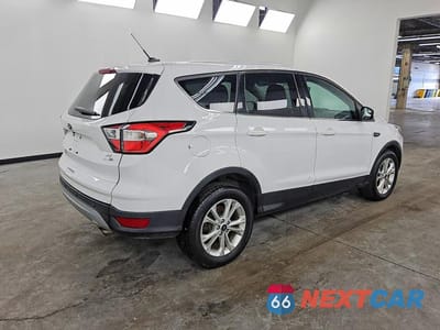 Trzecie zdjęcie samochodu z tyłu: 2017 FORD ESCAPE SE VIN:1FMCU9GD3HUD73466 - miniatura