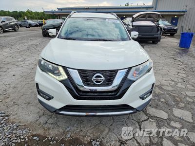 Piąte zdjęcie samochodu w środku: 2017 NISSAN ROGUE SV VIN:5N1AT2MN7HC760378 - miniatura