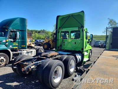 Trzecie zdjęcie samochodu z tyłu: 2018 FREIGHTLINER CASCADIA 125 VIN:3AKJGEDR1JDKC8706 - miniatura