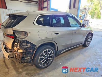 Trzecie zdjęcie samochodu z tyłu: 2024 BMW X1 XDRIVE28I VIN:WBX73EF00R5Z34088 - miniatura