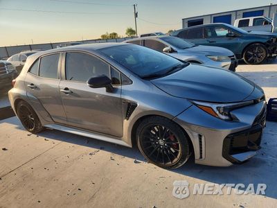 Czwarte zdjęcie samochodu z boku: 2025 TOYOTA GR COROLLA PREMIUM VIN:JTNABAAE3SA021450 - miniatura