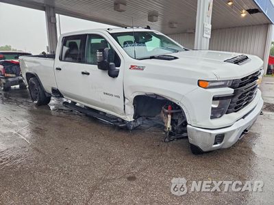 Czwarte zdjęcie samochodu z boku: 2024 CHEVROLET SILVERADO K3500 VIN:1GC4YSEY0RF202951 - miniatura