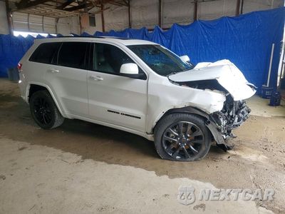 Czwarte zdjęcie samochodu z boku: 2017 JEEP GRAND CHEROKEE LAREDO VIN:1C4RJFAG0HC738040 - miniatura