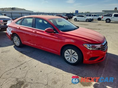Czwarte zdjęcie samochodu z boku: 2019 VOLKSWAGEN JETTA S VIN:3VWC57BU1KM186636 - miniatura