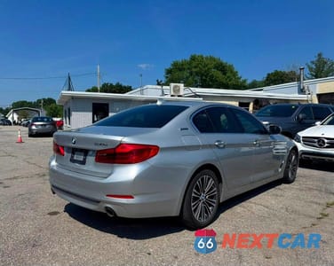 Czwarte zdjęcie samochodu z boku: 2018 BMW 530XE VIN:WBAJB1C56JB084145 - miniatura