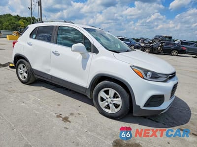 Czwarte zdjęcie samochodu z boku: 2019 CHEVROLET TRAX 1LT VIN:3GNCJLSB7KL123706 - miniatura