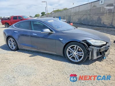 Czwarte zdjęcie samochodu z boku: 2015 TESLA MODEL S VIN:5YJSA1E22FF116364 - miniatura