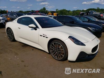 Czwarte zdjęcie samochodu z boku: 2024 MASERATI GRANTURISMO MODENA VIN:ZAMBMVBB0RX441359 - miniatura