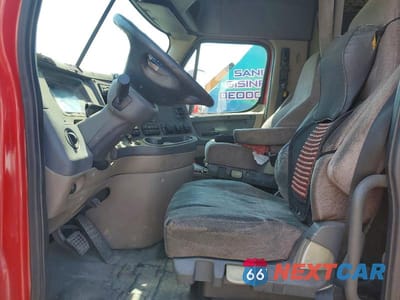 Zdjęcie 7 z 14 samochodu: 2013 FREIGHTLINER CASCADIA 1 - SEMI TRUCK VIN:3AKJGLBG3DSFD5173 - miniatura