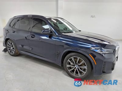 Czwarte zdjęcie samochodu z boku: 2025 BMW X5 XDRIVE50E VIN:5UX43EU02S9W92761 - miniatura