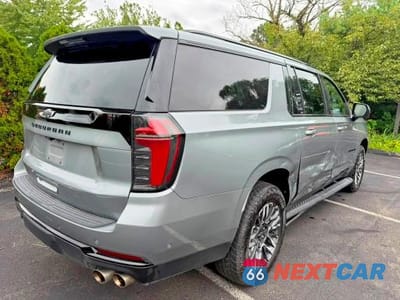 Trzecie zdjęcie samochodu z tyłu: 2025 CHEVROLET SUBURBAN K1500 Z71 VIN:1GNS6DRDXSR318590 - miniatura