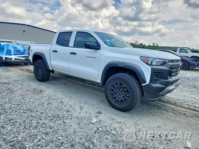 Czwarte zdjęcie samochodu z boku: 2026 CHEVROLET COLORADO TRAIL BOSS VIN:1GCPTEEK1T1143048 - miniatura