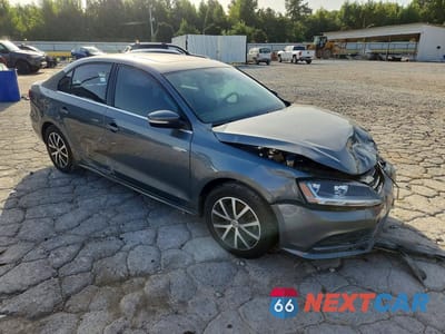 Czwarte zdjęcie samochodu z boku: 2017 VOLKSWAGEN JETTA SE VIN:3VWDB7AJ0HM201009 - miniatura