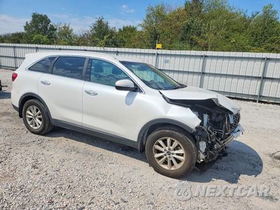 Czwarte zdjęcie samochodu z boku: 2019 KIA SORENTO LX VIN:5XYPG4A3XKG551771 - miniatura