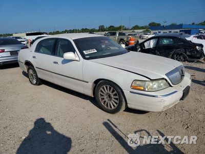Czwarte zdjęcie samochodu z boku: 2003 LINCOLN TOWN CAR SIGNATURE VIN:1LNHM82W13Y623717 - miniatura