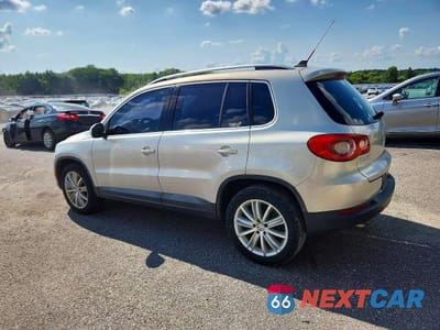Drugie zdjęcie samochodu z przodu: 2011 VOLKSWAGEN TIGUAN S VIN:WVGAV7AX2BW547129 - miniatura