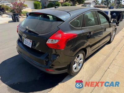 Czwarte zdjęcie samochodu z boku: 2014 FORD FOCUS SE VIN:1FADP3K22EL198461 - miniatura