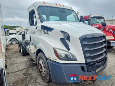 Czwarte zdjęcie samochodu z boku: 2021 FREIGHTLINER CASCADIA 116 TRUCK CAB AND CHASSIS VIN:3AKJHTDV1MSMU6874 - miniatura