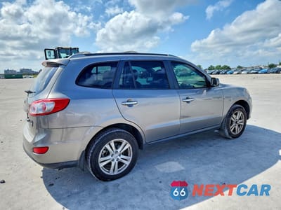 Trzecie zdjęcie samochodu z tyłu: 2012 HYUNDAI SANTA FE LIMITED VIN:5XYZK4AG2CG118439 - miniatura