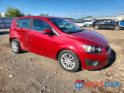 Czwarte zdjęcie samochodu z boku: 2012 CHEVROLET SONIC LT VIN:1G1JC6SH8C4122001 - miniatura