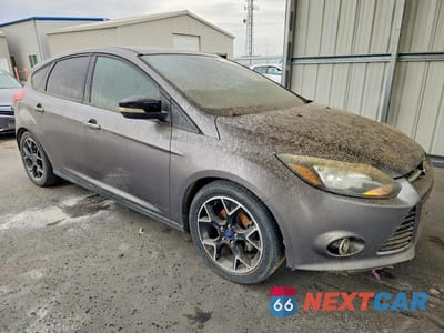 Czwarte zdjęcie samochodu z boku: 2013 FORD FOCUS SE VIN:1FADP3K28DL164250 - miniatura