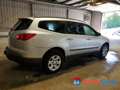 Trzecie zdjęcie samochodu z tyłu: 2010 CHEVROLET TRAVERSE LS VIN:1GNLVEED9AJ235555 - miniatura