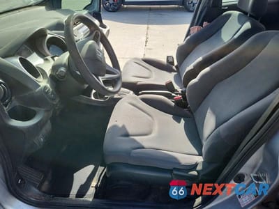 Zdjęcie 7 z 13 samochodu: 2012 HONDA FIT VIN:JHMGE8H3XCC040813 - miniatura