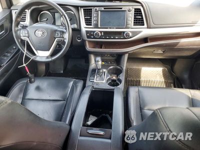 Zdjęcie 8 z 13 samochodu: 2019 TOYOTA HIGHLANDER XLE VIN:5TDJZRFH9KS588508 - miniatura